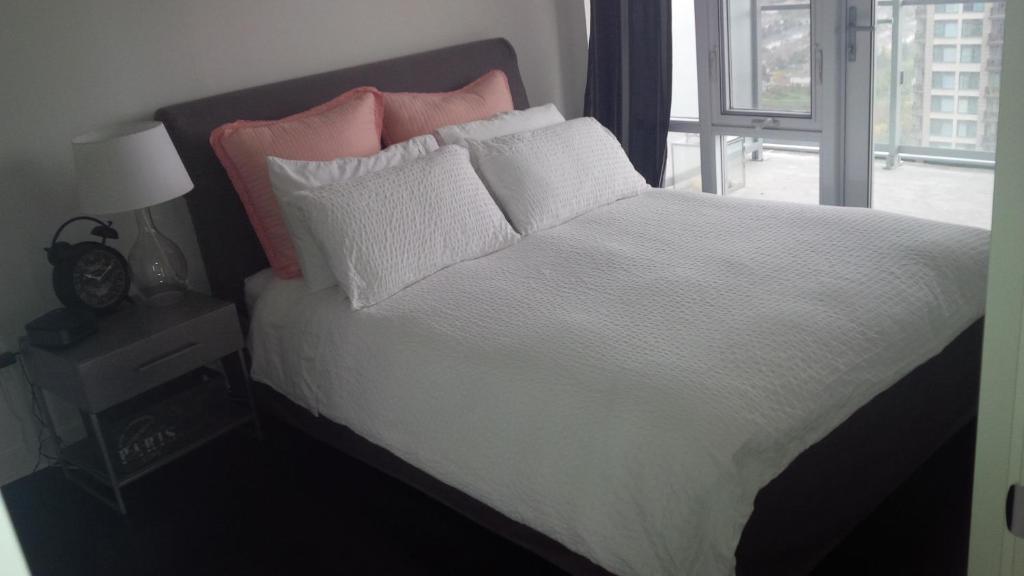 Square One Fully Furnished Suite Mississauga Bilik gambar