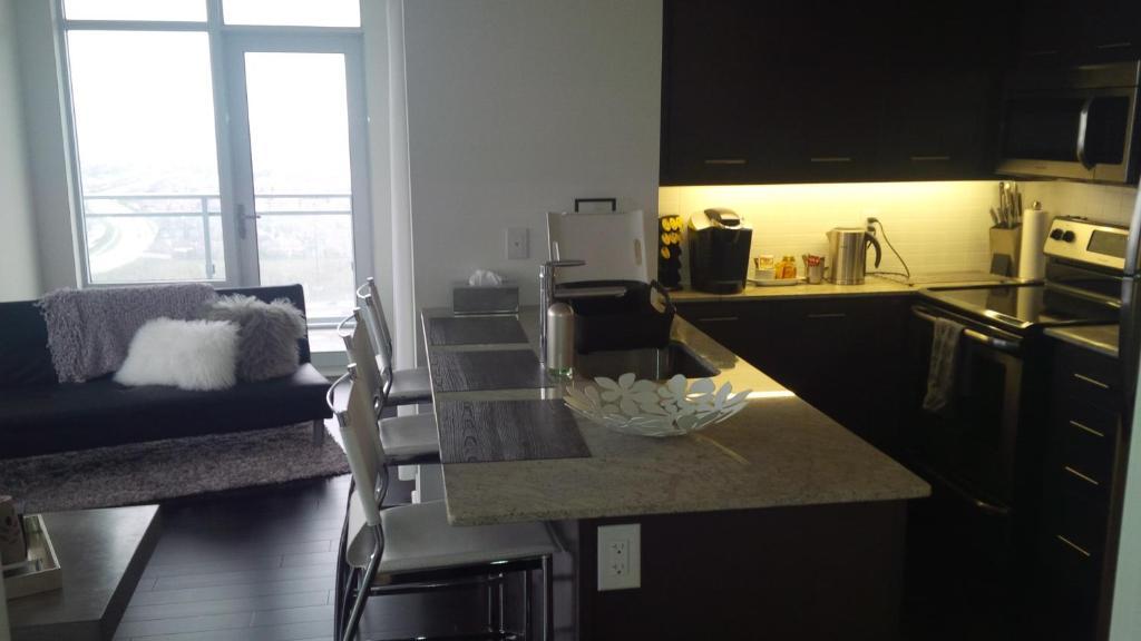 Square One Fully Furnished Suite Mississauga Bilik gambar