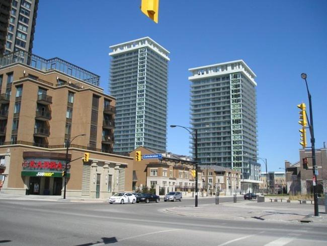 Square One Fully Furnished Suite Mississauga Luaran gambar